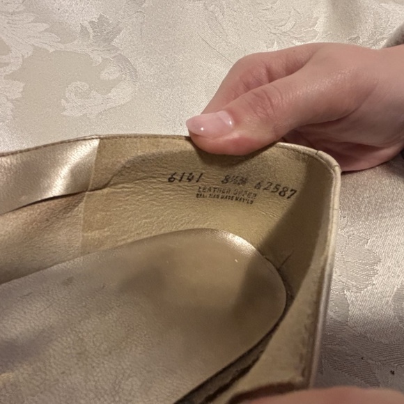 Elegant Cream Women's Shoes with Gold Accent size 8.5 - Picture 5 of 6